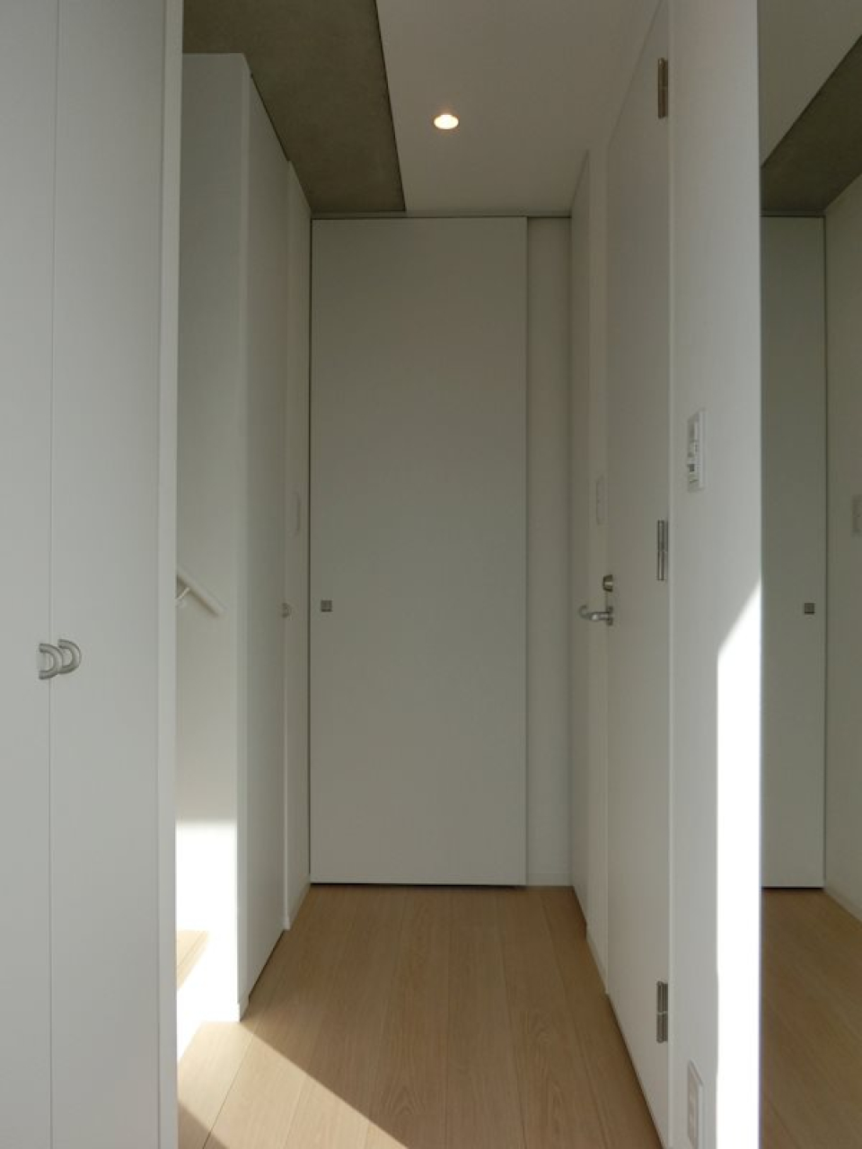 屋上テラスに向かう階段は玄関にあります