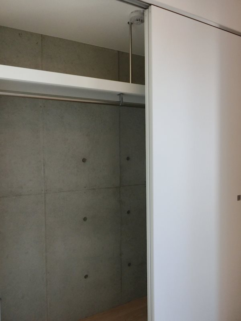 お洋服はこちらのクローゼットに