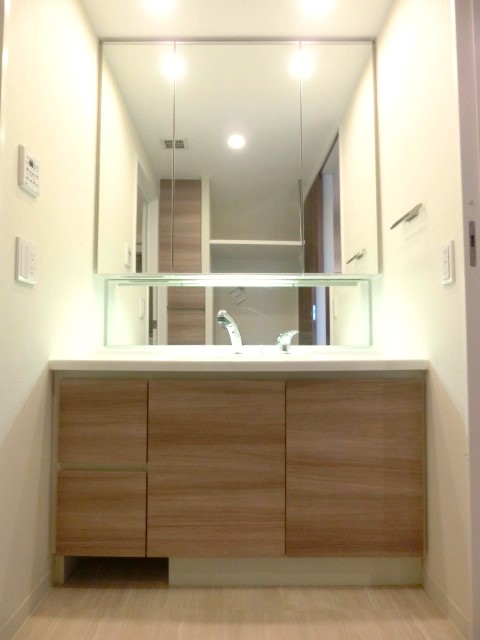 鏡＆収納スペースばっちりの洗面脱衣所