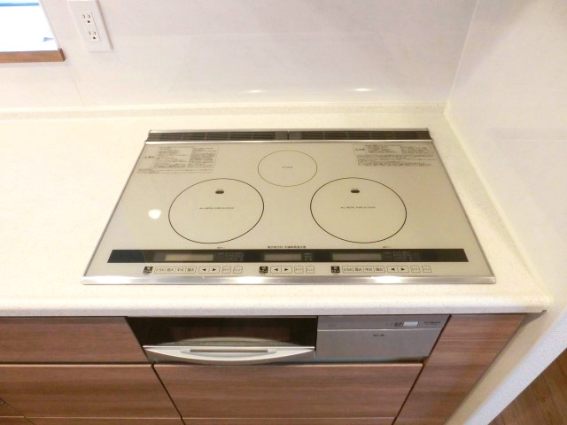 3口コンロ付きのIHクッキングヒーター