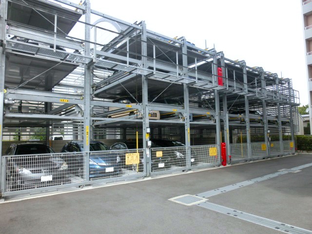 駐車場は機械式です