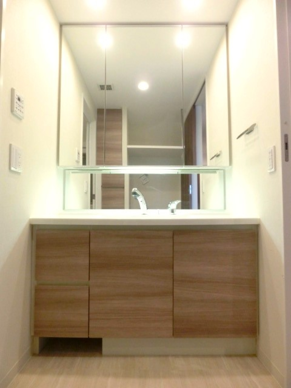 鏡＆収納スペースばっちりの洗面脱衣所