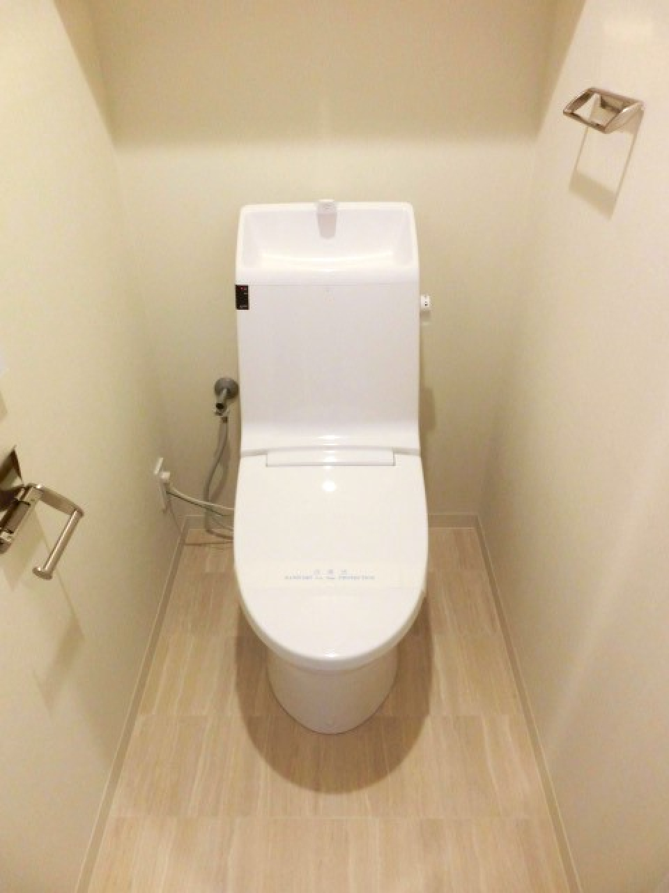 白を基調とした温水洗浄便座付きのトイレ