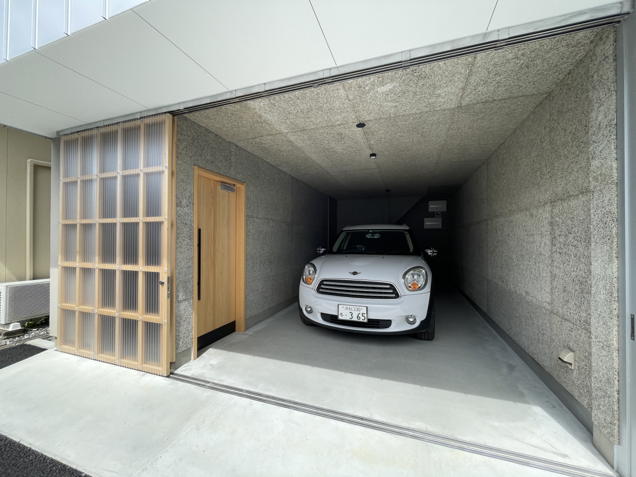 すりガラス格子の扉がおしゃれ♪手動式です