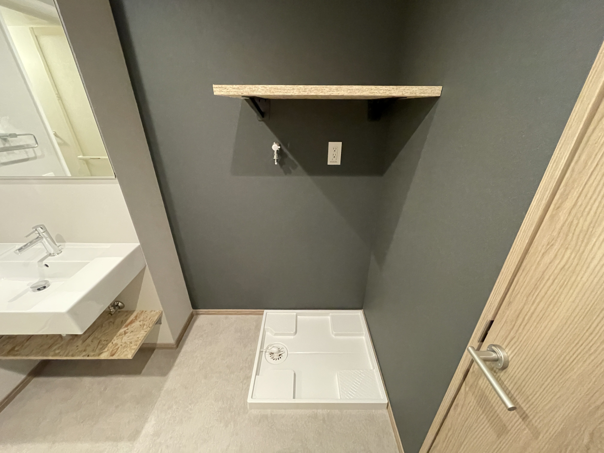 洗濯機置き場の上に棚があります