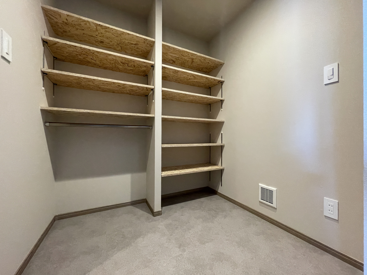 玄関は見えるタイプのシューズ置き場