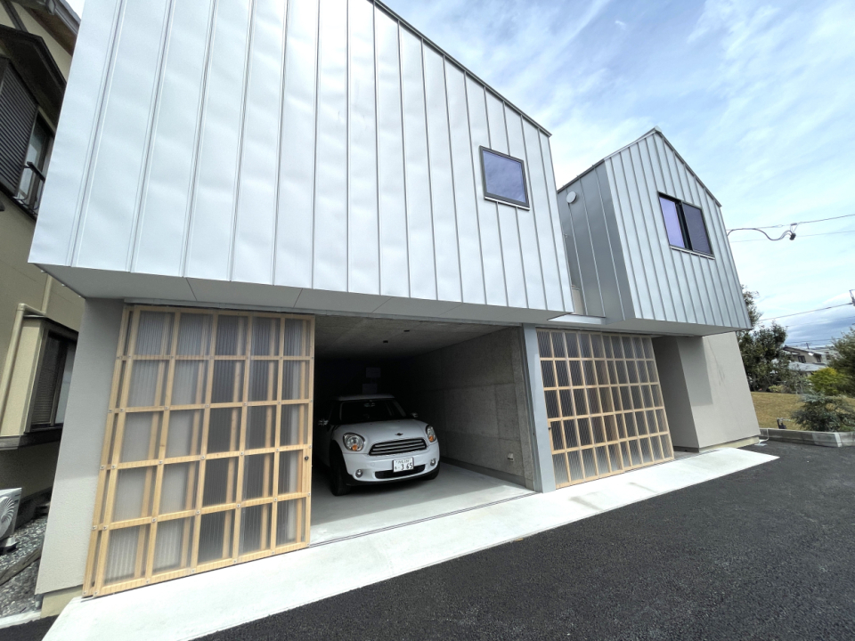 愛車を守るガレージ付き！