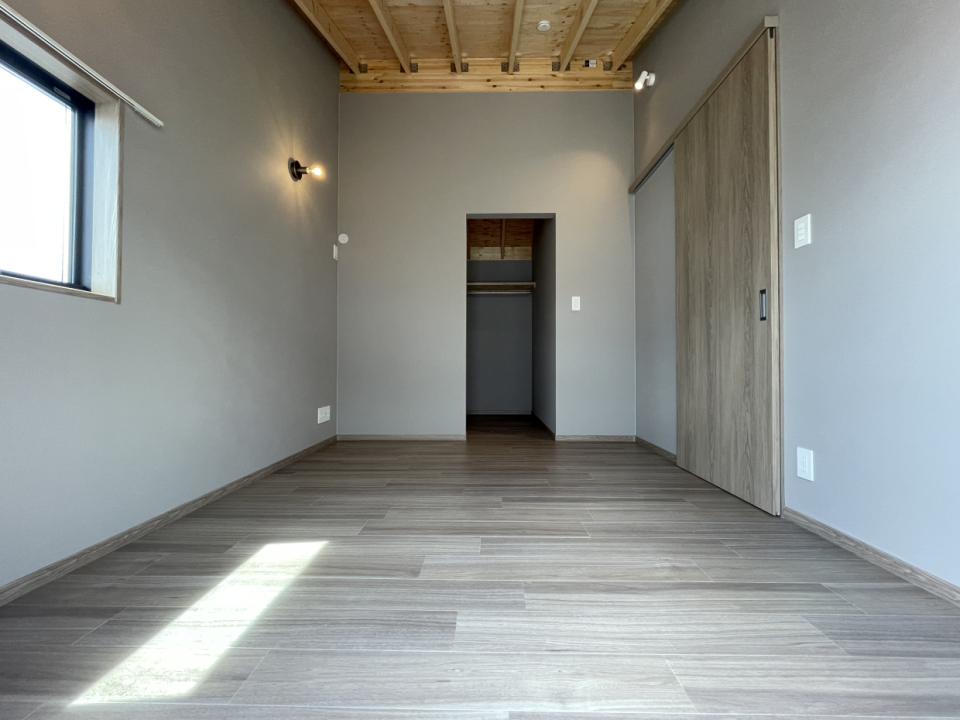 寝室は8帖ほどの広さ