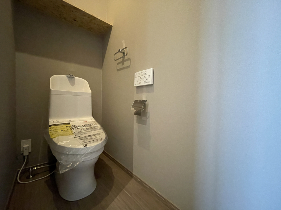 トイレは二階にあります。棚付き