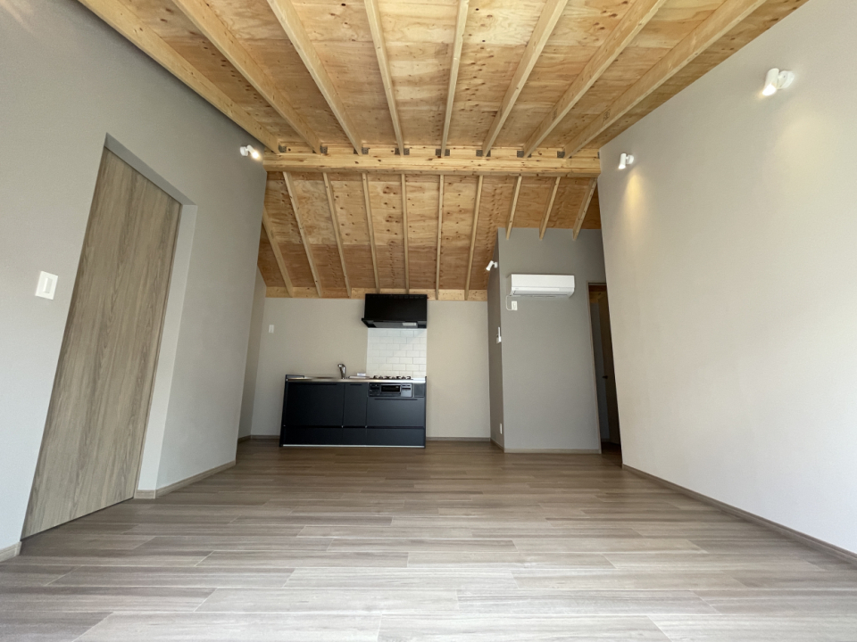 天井が天然木でおしゃれで温かみがあります