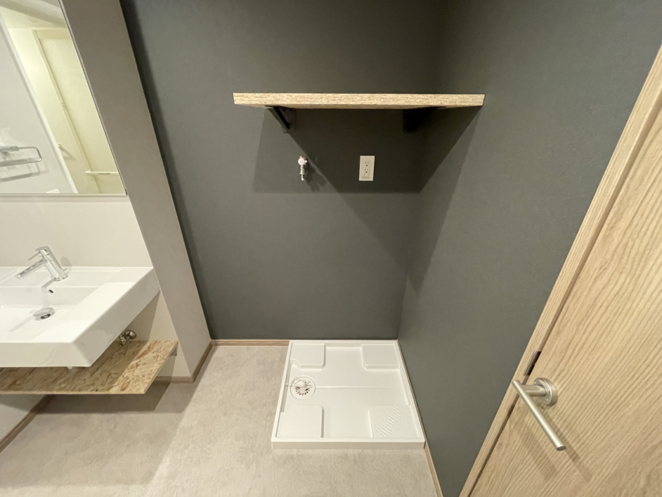 洗濯機置き場の上に棚があります