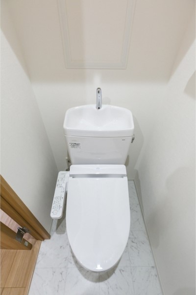 床が大理石模様だと、床のほこりが目立ちにくいです