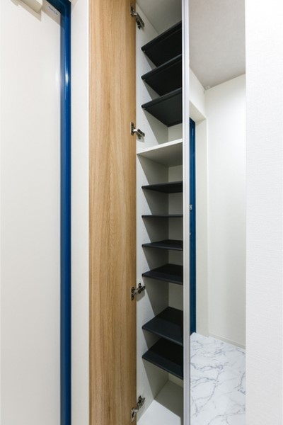 玄関にはトールサイズのシューズボックスに全身鏡も◎