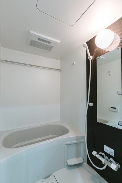 浴室乾燥機能付きのバスルーム