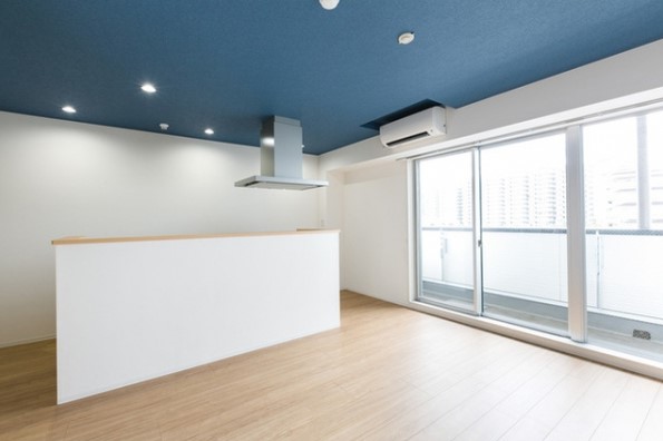 ほぼ真南向き、陽当りのよいリビングは13.7帖です