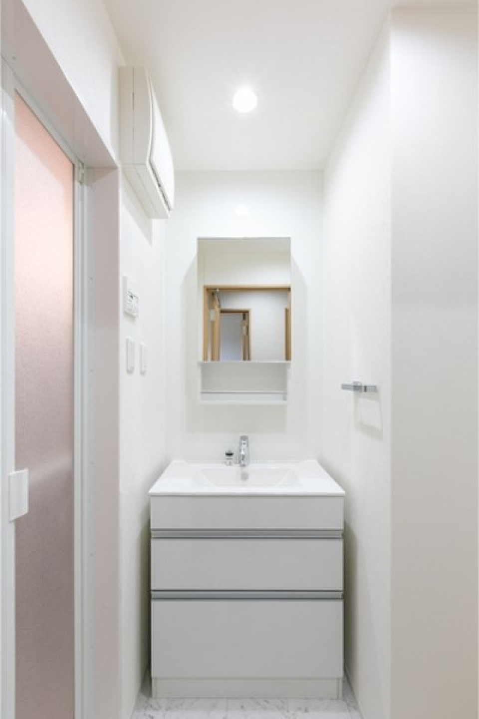 シンプルな洗面化粧台