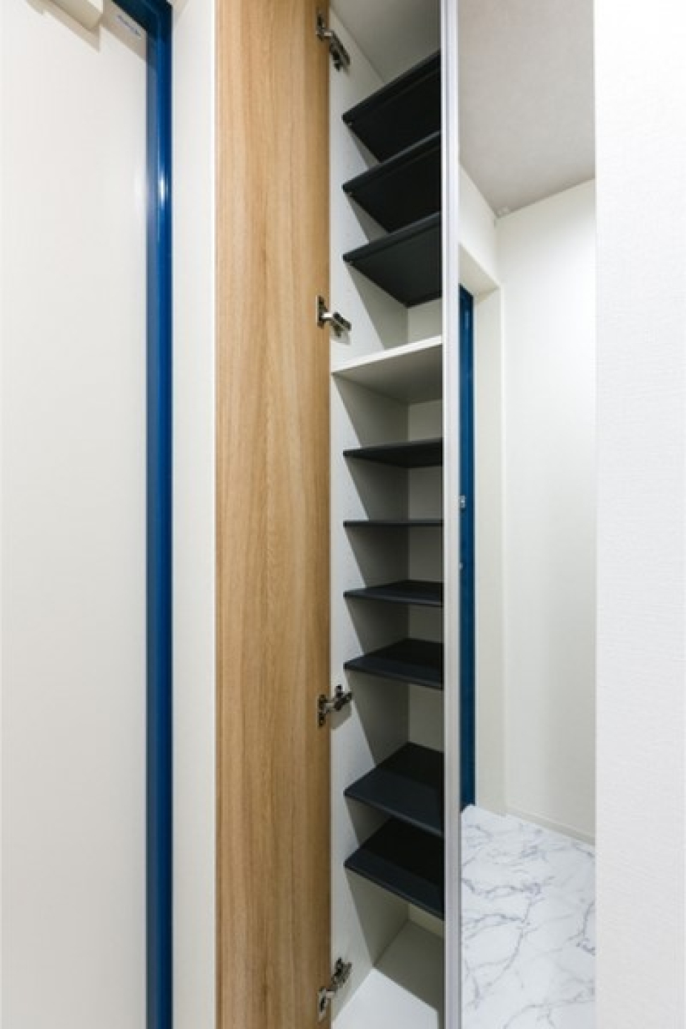 玄関にはトールサイズのシューズボックスに全身鏡も◎