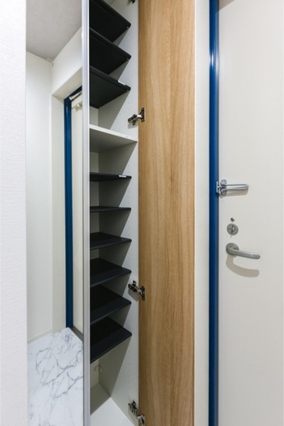 玄関にはトールサイズのシューズボックスに全身鏡も◎