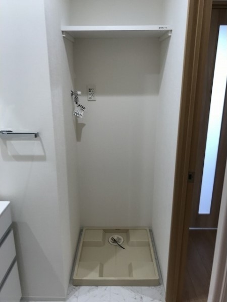 洗濯機置き場の上には洗剤を置くのに便利な棚があります