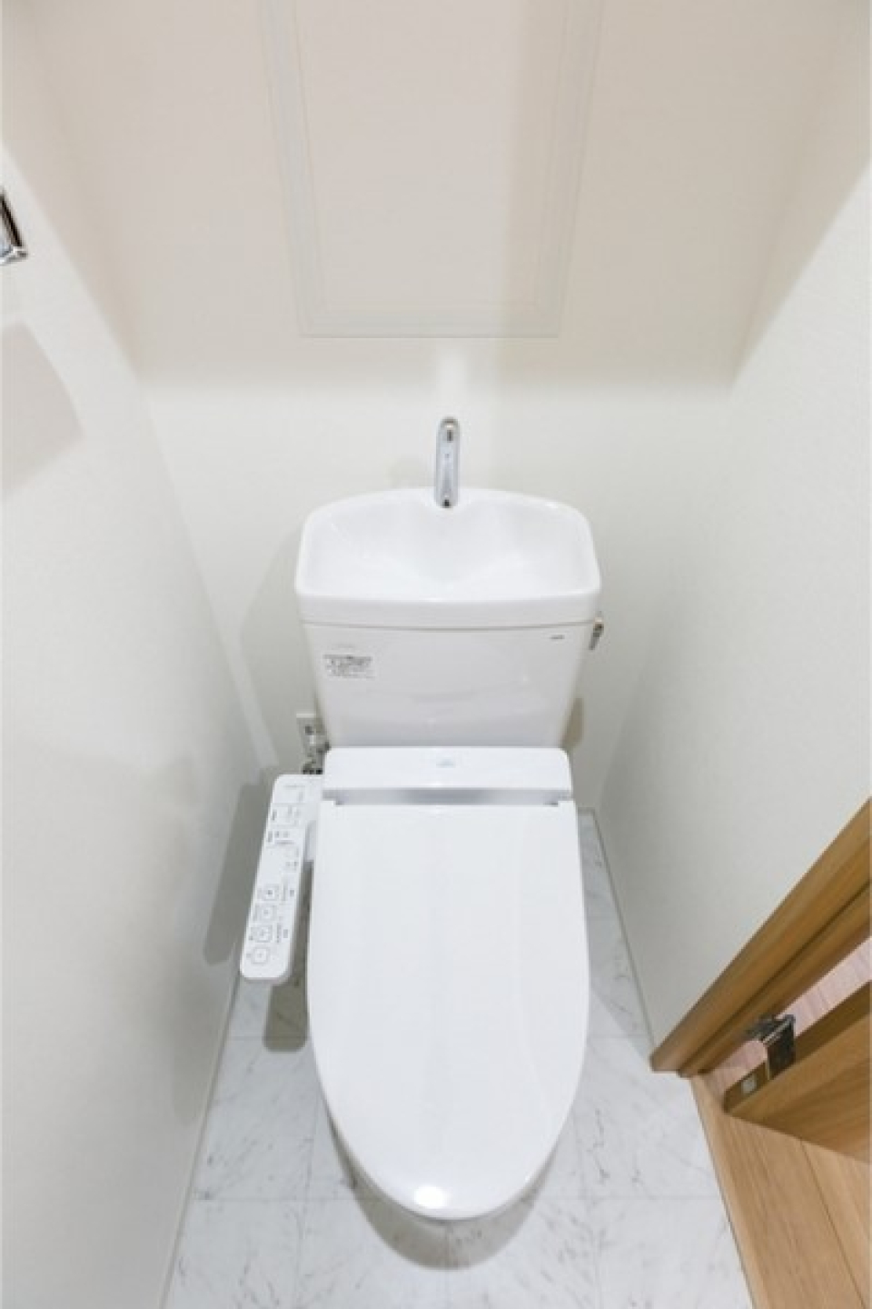 床が大理石模様だと、床のほこりが目立ちにくいです