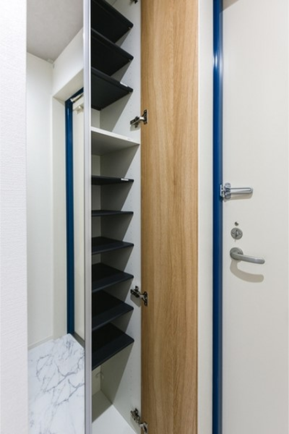 玄関にはトールサイズのシューズボックスに全身鏡も◎