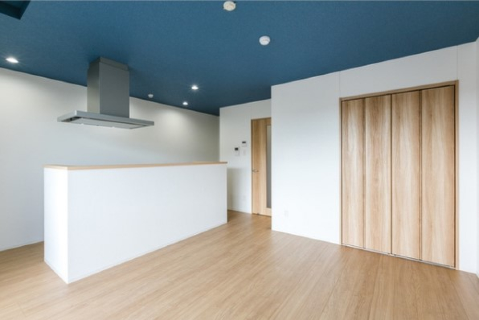 光によって表情の変わる空のような天井