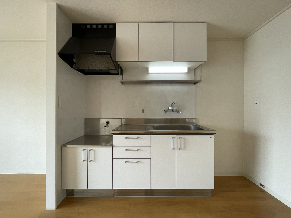 キッチンは壁付けでガスコンロの設置が必要です