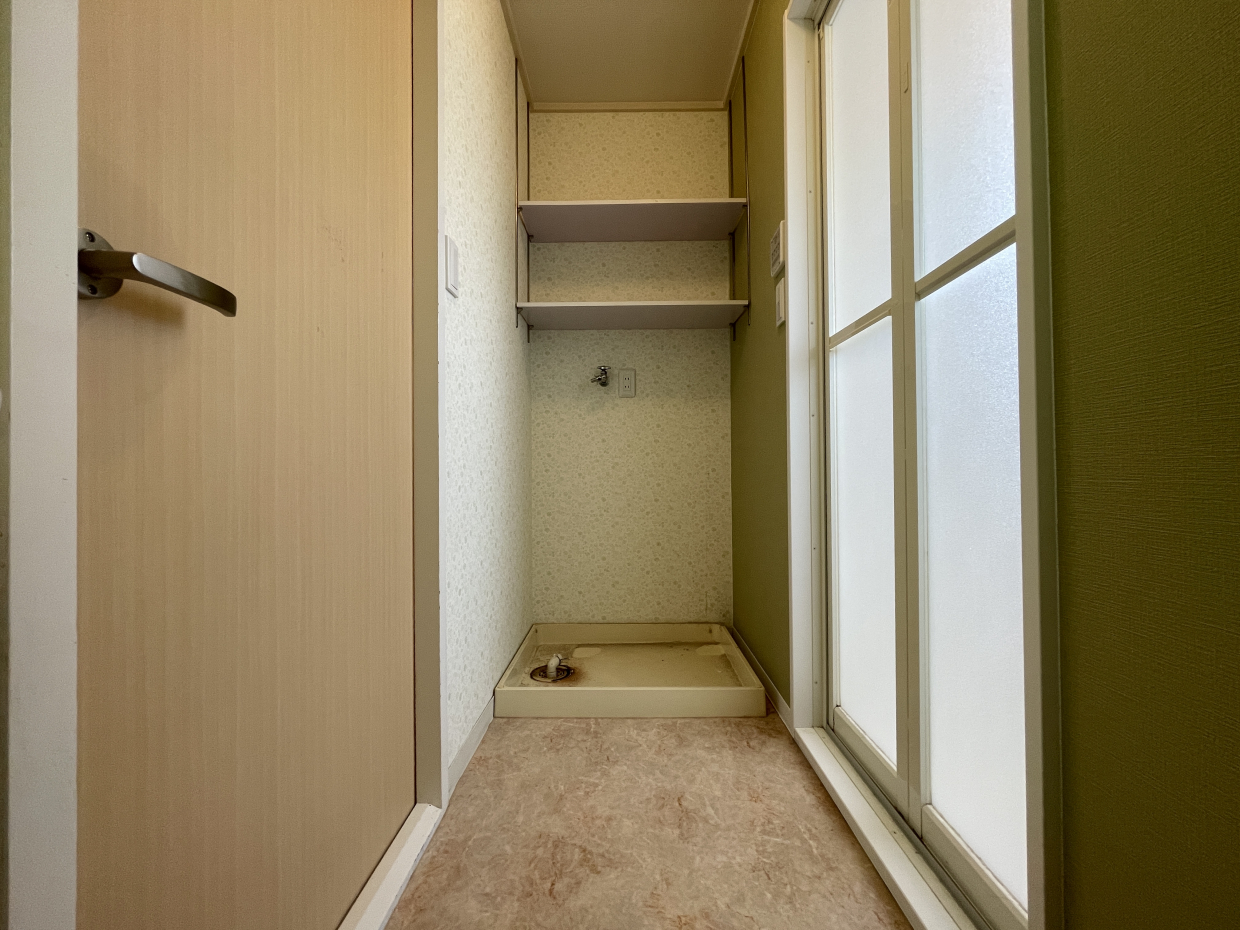 脱衣所スペース。洗濯機置き場上に棚付き