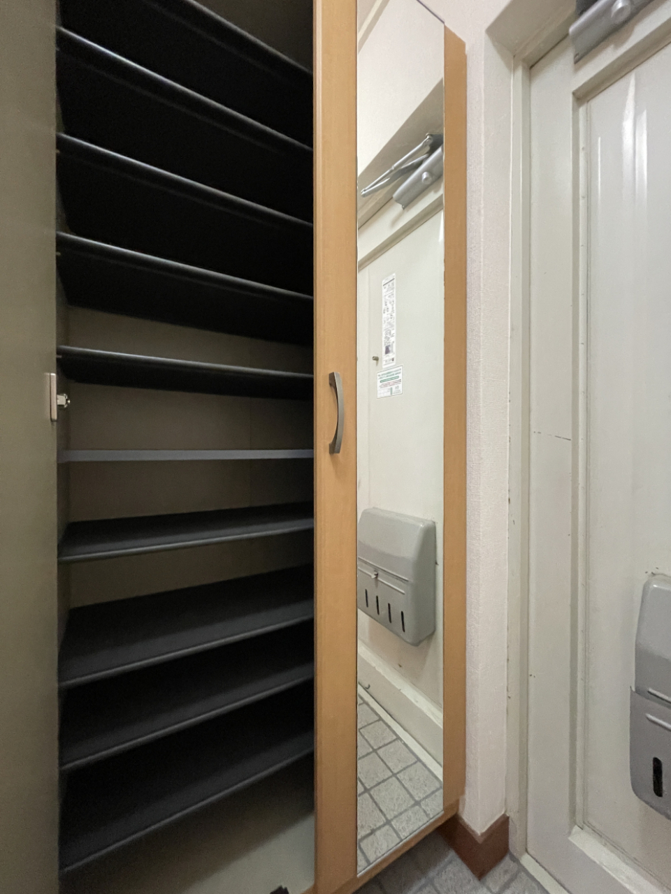 シューズクローゼットはミラー付き