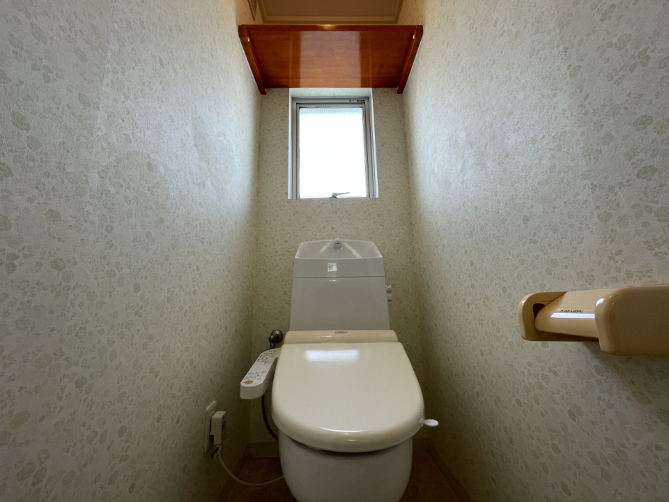 トイレは棚付きです