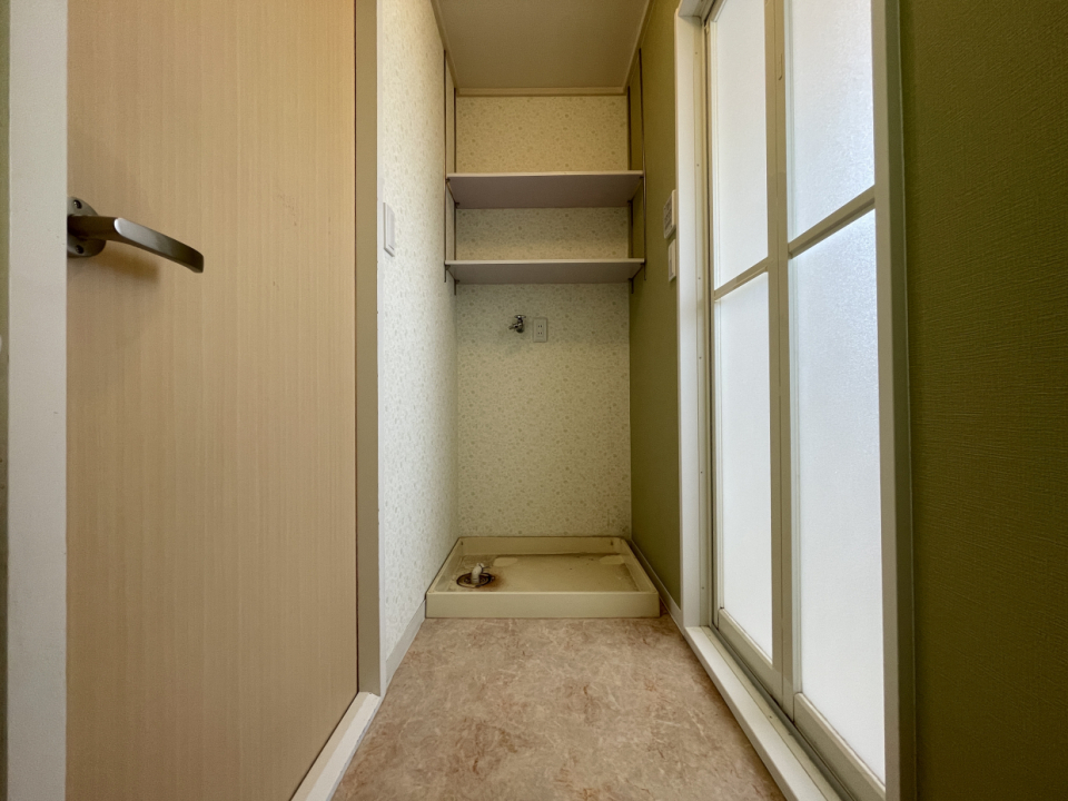 脱衣所スペース。洗濯機置き場上に棚付き