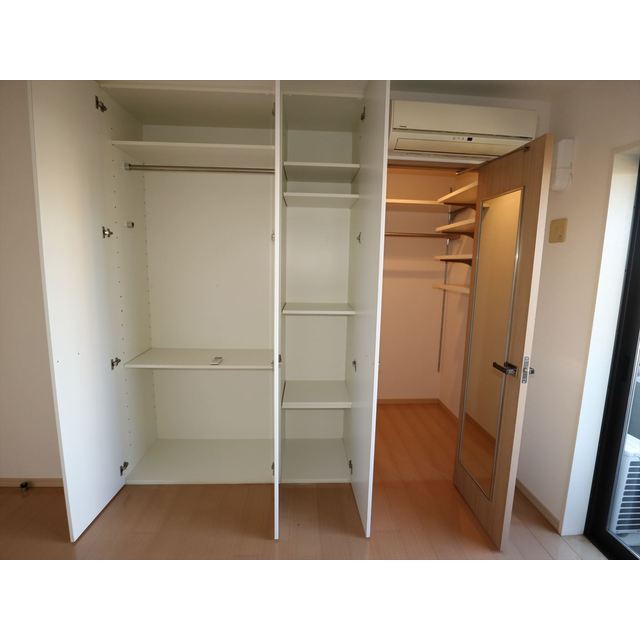 洋室の収納も大きめ