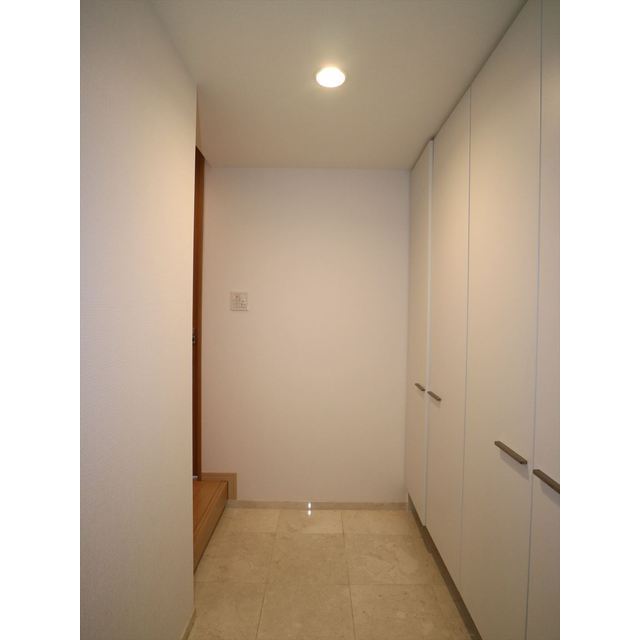 玄関は高級感のある大理石調