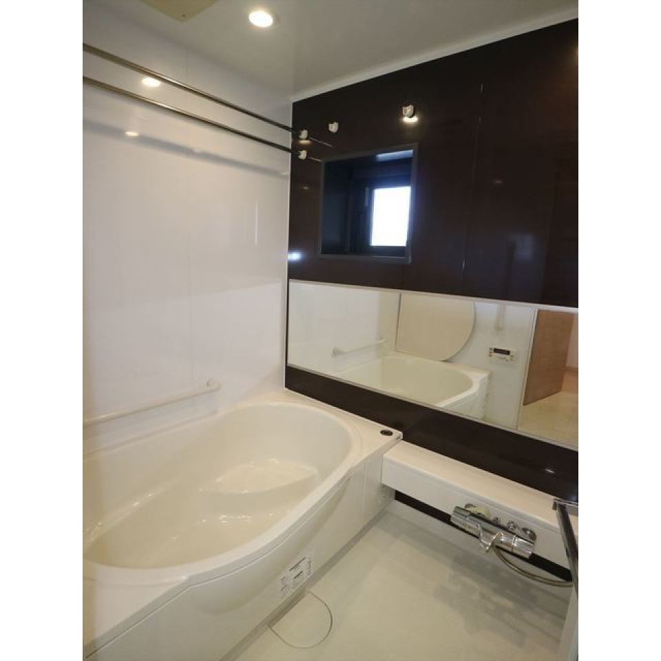 浴室も清潔感溢れる