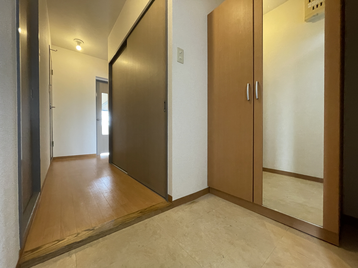 玄関にはミラー付きのシューズクローゼット付き