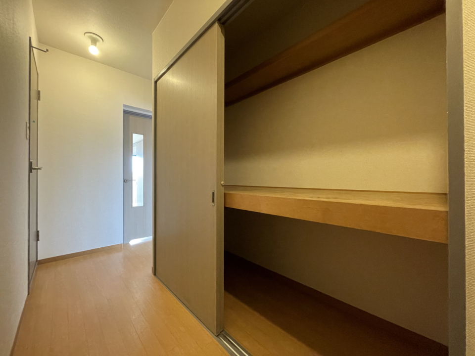 廊下に大きな収納があります