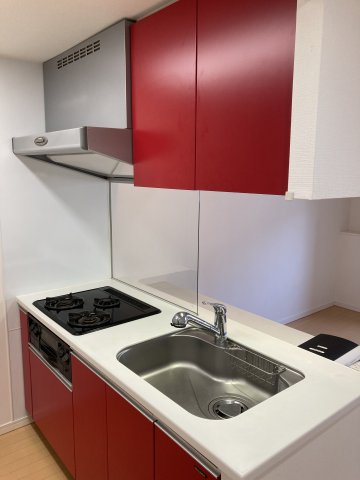 赤が刺し色のこちらのお部屋