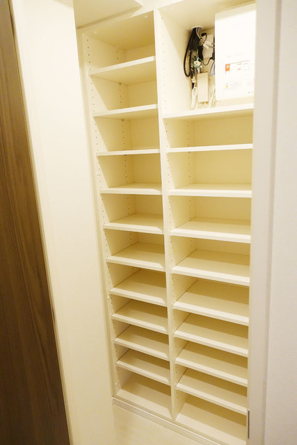 シューズボックスを開けた時の様子。※写真は同タイプ住戸です。