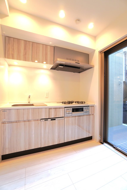 キッチンは３口コンロが導入された※写真は同タイプ住戸です。