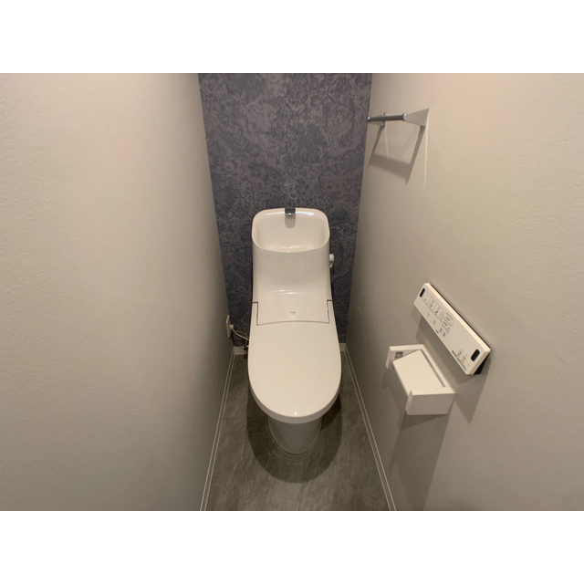 濃いブルーのウォールがオシャレなトイレです。