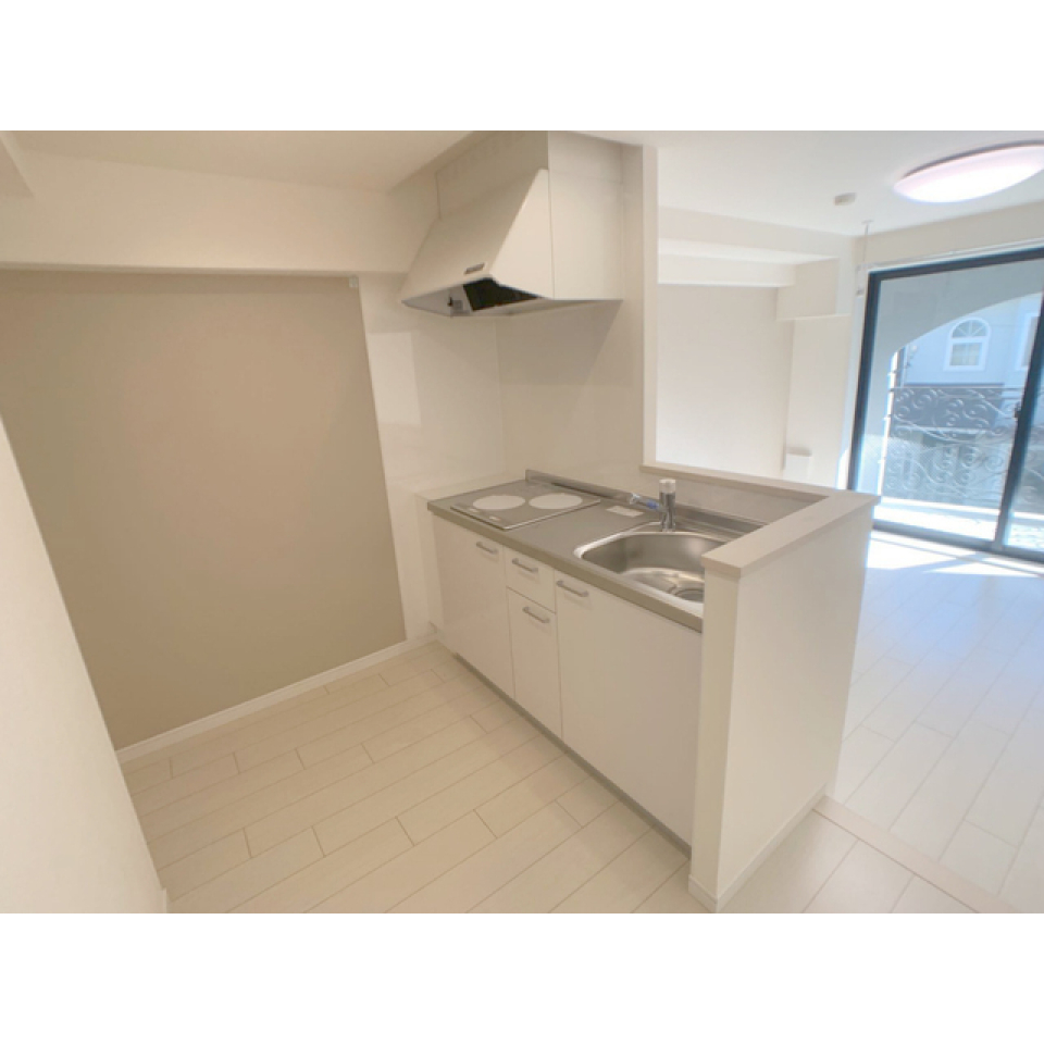 対面のキッチンからLDKとバルコニーを眺めることが出来ます。