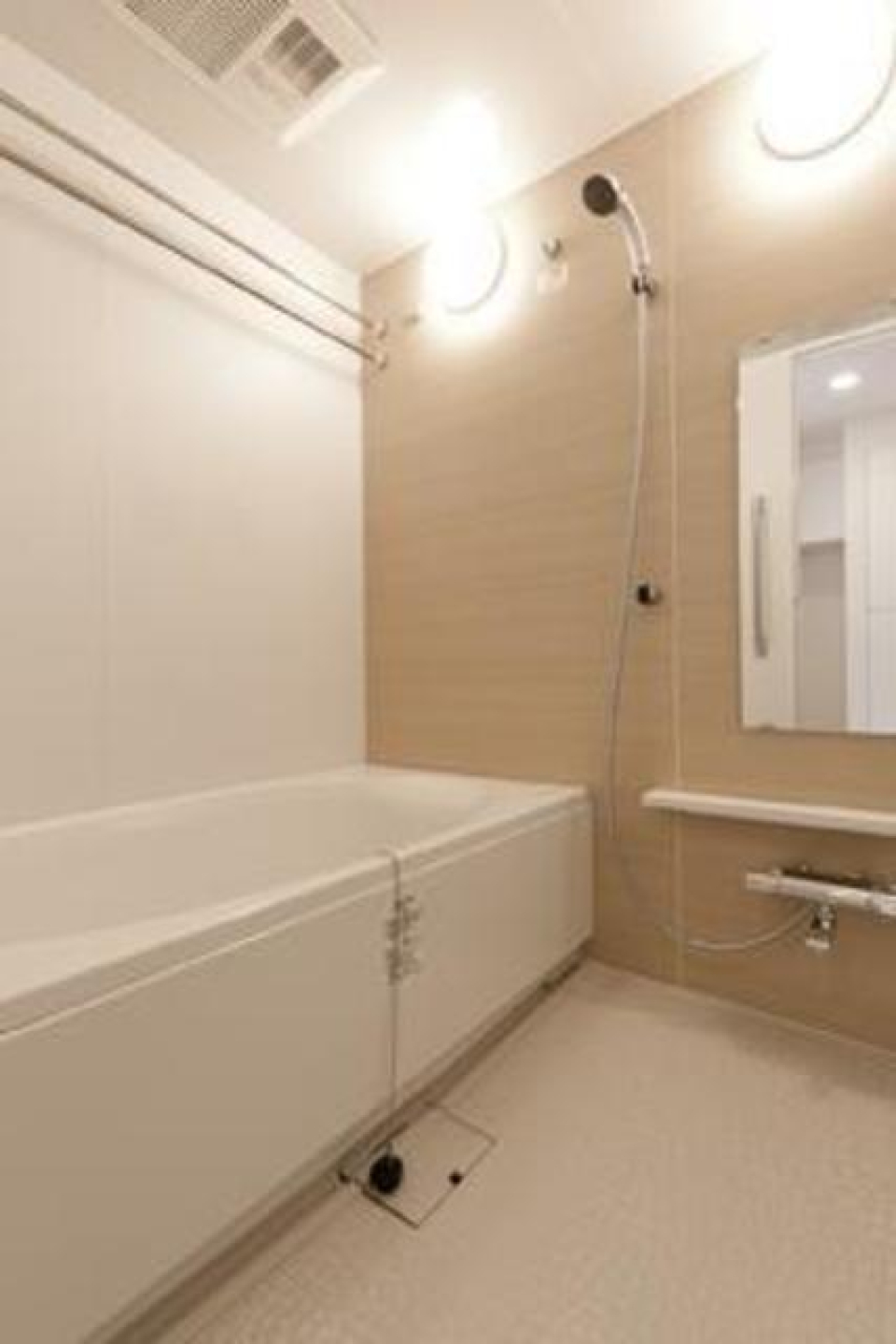 ナチュラルなパネルが導入された浴室です。※写真は同タイプ住戸です。