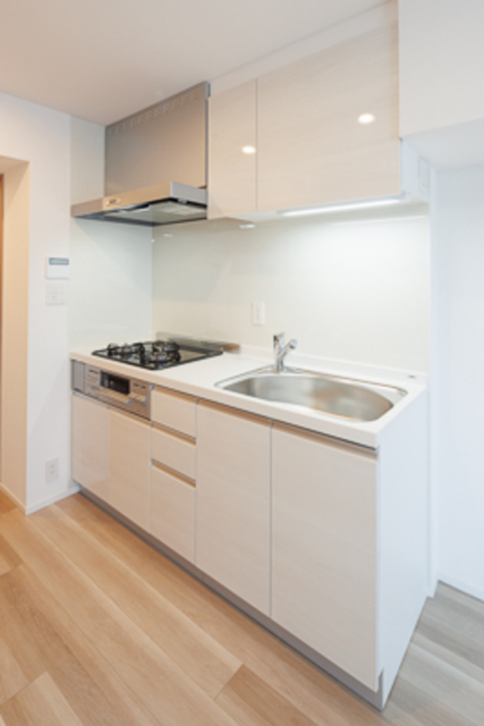 ３口のガスコンロが導入されたキッチン。※写真は同タイプ住戸です。