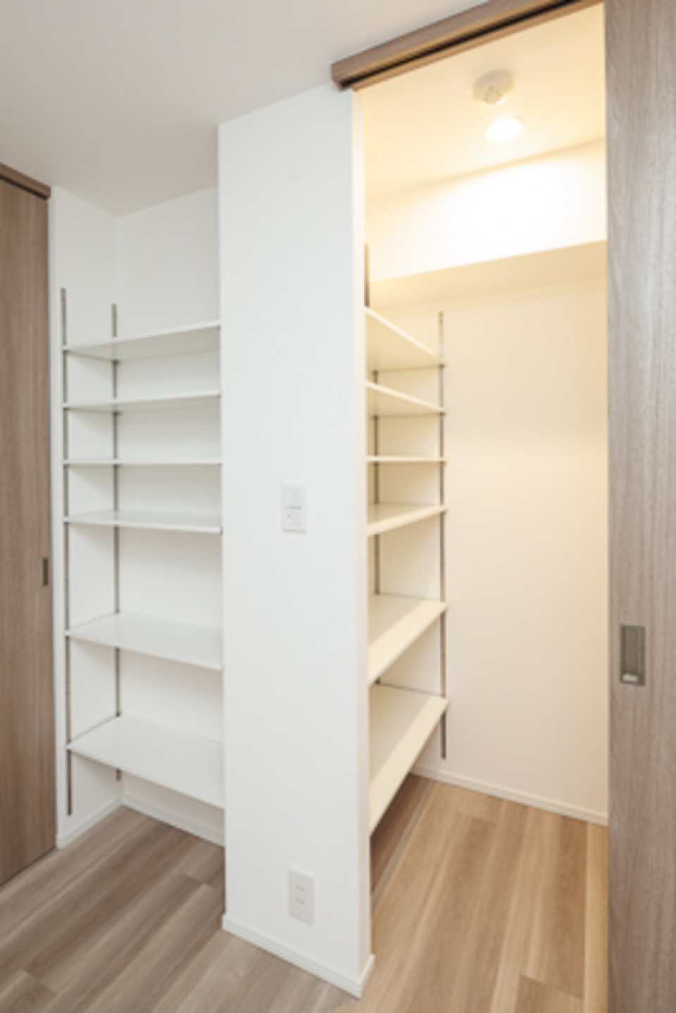 ウォークインクローゼットの様子。※写真は同タイプ住戸です。