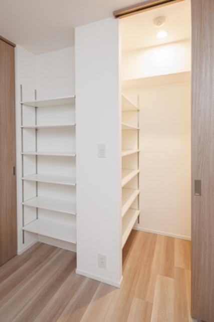 ４．１帖の洋室からはウォーキングクローゼットへアクセスが出来ます。
※写真は同タイプ住戸です。