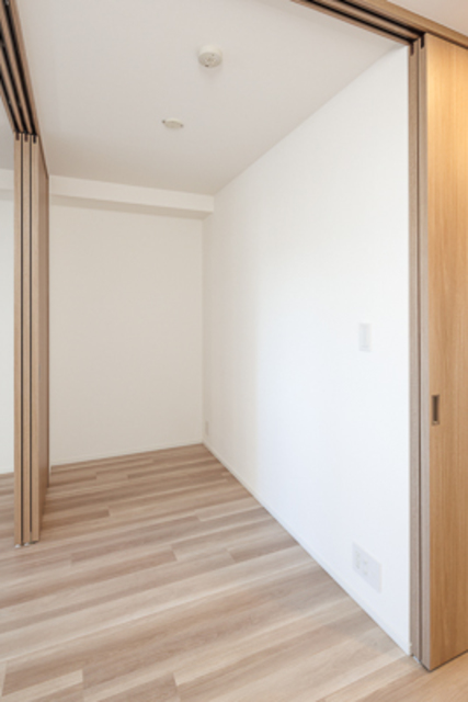 リビング隣の個室は２．１帖です。※写真は同タイプ住戸です。