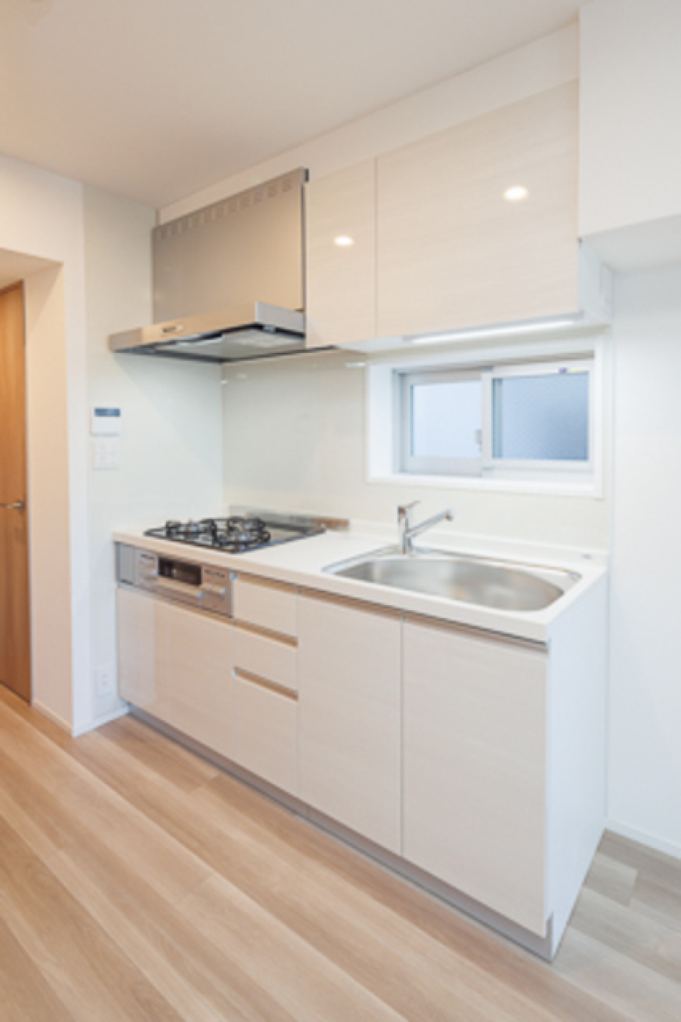 ３口のガスコンロが導入されたキッチンです。※写真は同タイプ住戸です。