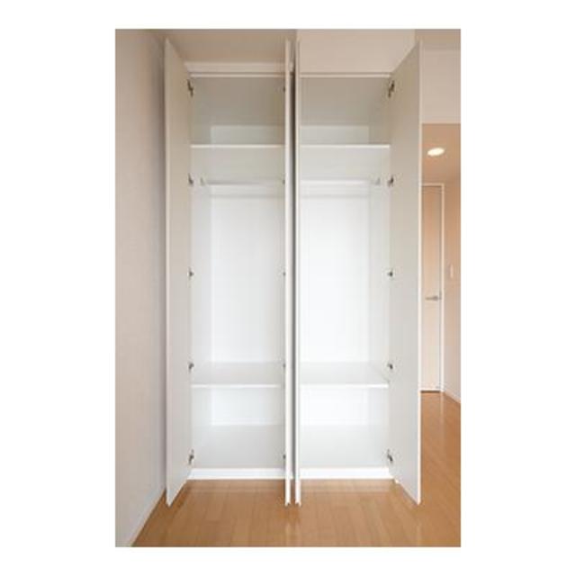 クローゼットを開けた時の様子。※写真は同タイプ住戸です。