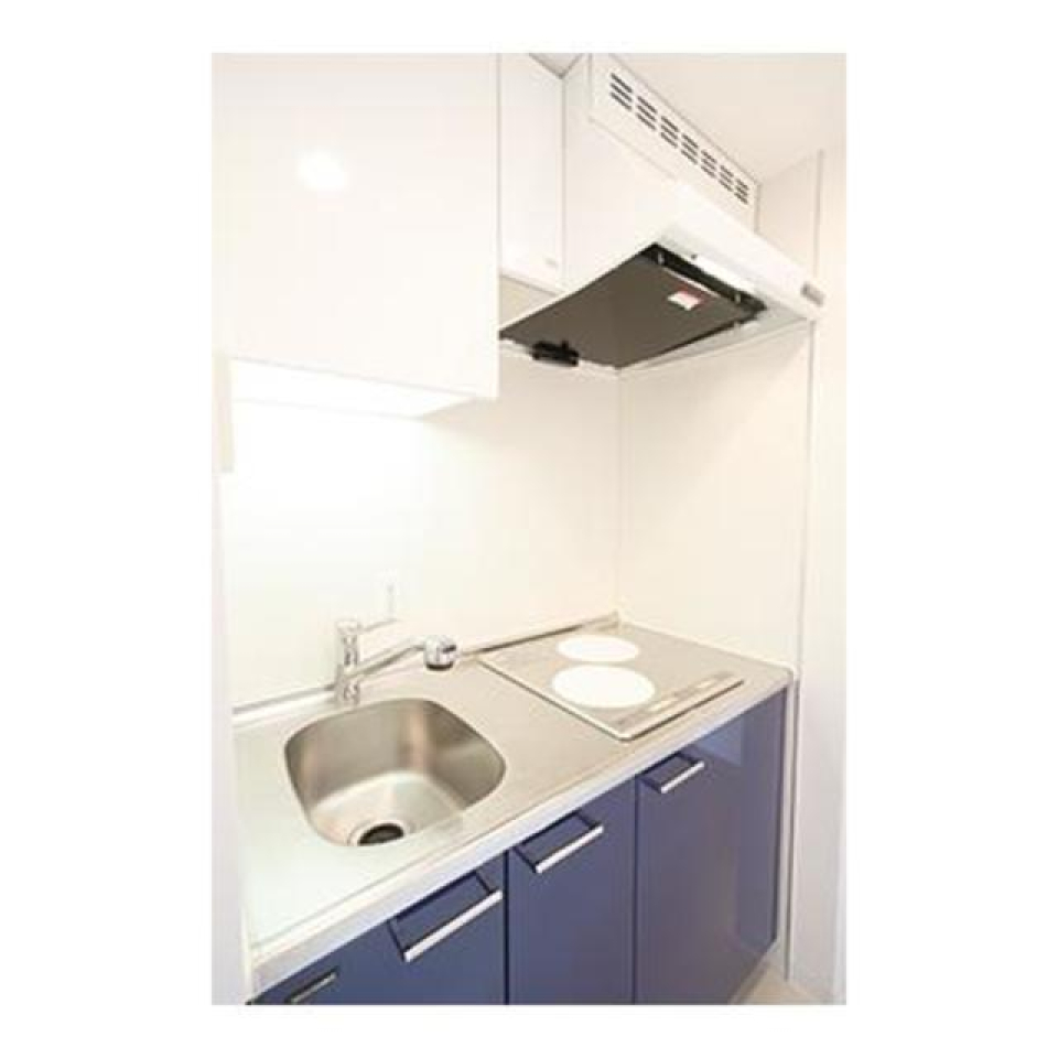 キッチンのブルーのパネルがおしゃれ。※写真は同タイプ住戸です。