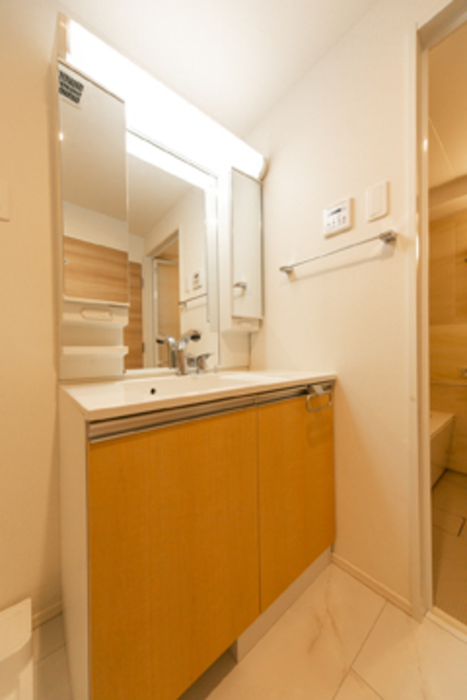 洗面室、大きな鏡が特徴的